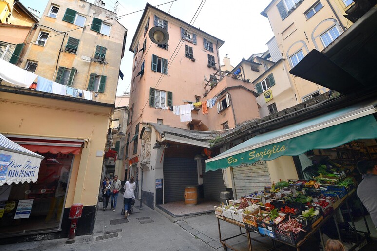Botteghe nel centro storico di Genova - RIPRODUZIONE RISERVATA