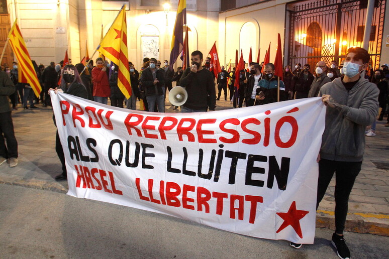 Proteste a Barcelona contro l 'arresto e l 'incarcerazione del rapper Pablo Hasel © ANSA/EPA