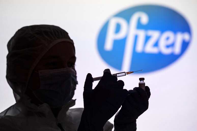 Pfizer,il  vaccino anti-Covid © ANSA/EPA