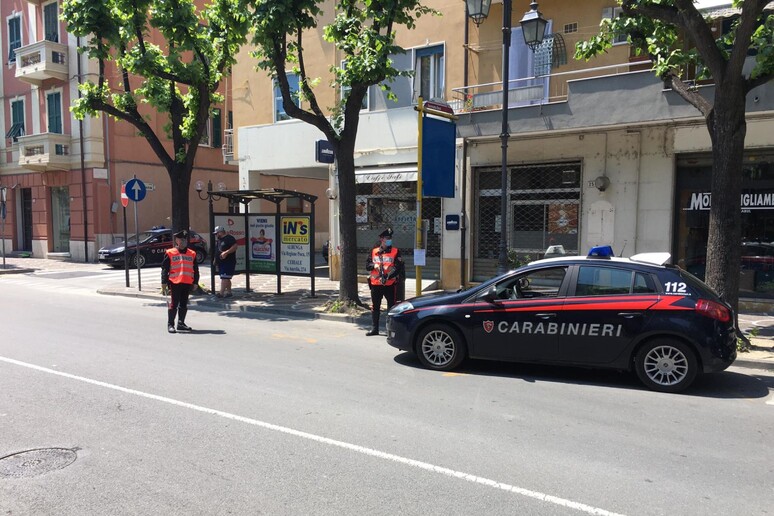 Criminalit�: carabinieri con auto di servizio - RIPRODUZIONE RISERVATA