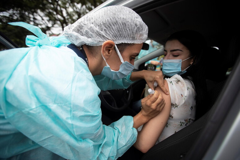 Vaccinazione in Brasile © ANSA/EPA