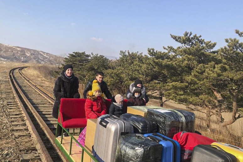 Russian diplomats arive from the North Korea on hand-pushed rail trolley © ANSA/EPA