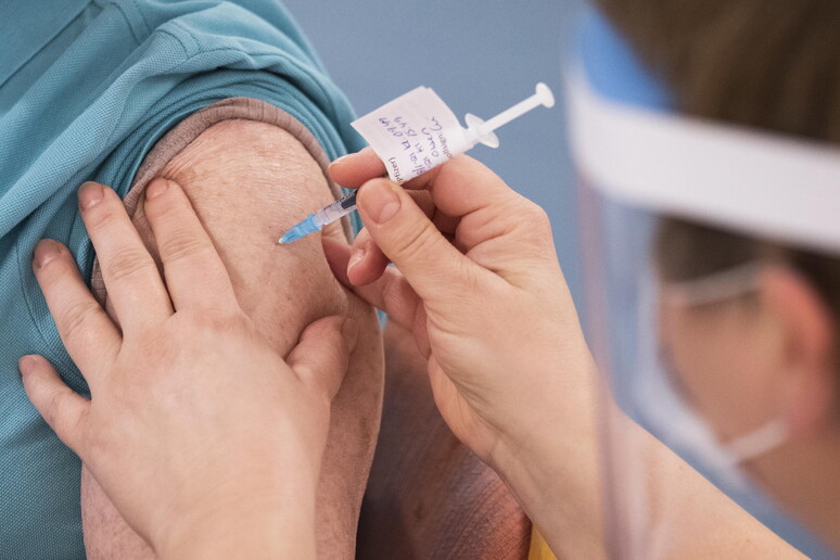 Vaccinazioni a Oslo © ANSA/EPA