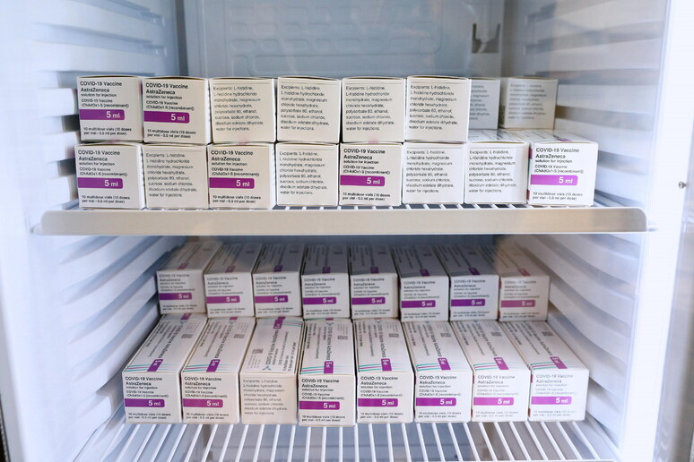 Confezioni di vaccino anti Covid di AstraZeneca. Immagine d 'archivio © ANSA/EPA