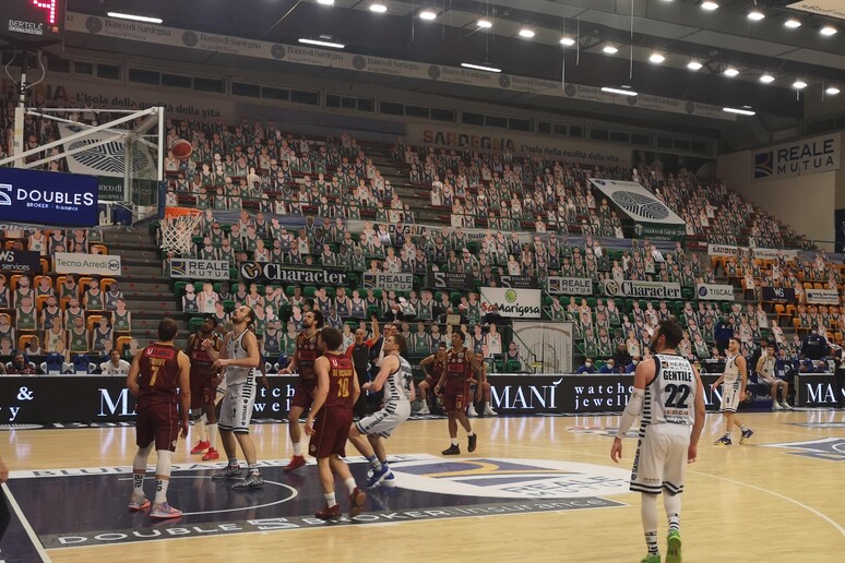 Basket: Dinamo Sassari al Palaserradimigni - RIPRODUZIONE RISERVATA