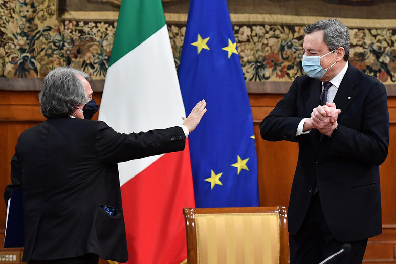 Il presidente del Consiglio, Mario Draghi, e il ministro per la Pubblica Amministrazione, Renato Brunetta (S) - RIPRODUZIONE RISERVATA