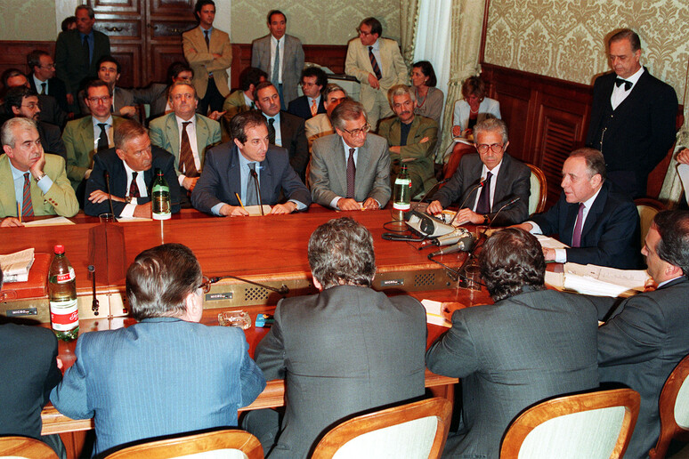 1993, la firma dell 	'accordo sulla politica dei redditi - RIPRODUZIONE RISERVATA
