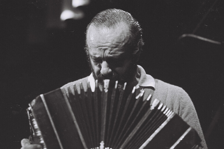 Astor Piazzolla, un 'immagine dal documentario  'Piazzolla, la  rivoluzione del tango ' - RIPRODUZIONE RISERVATA