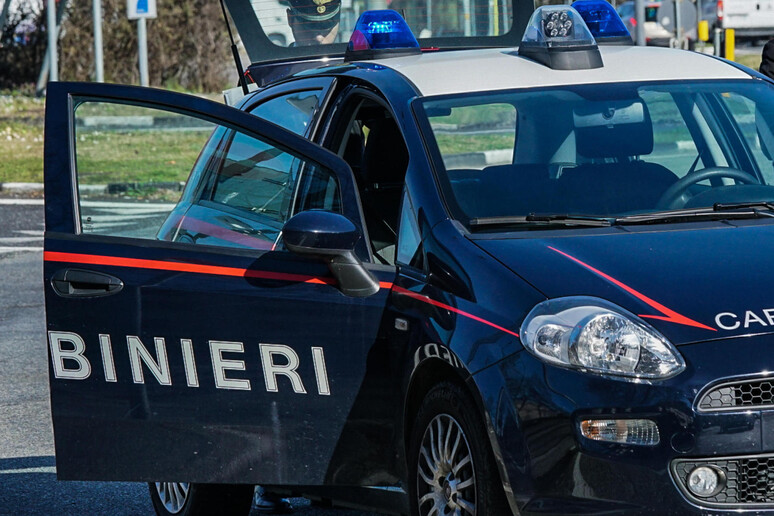 Un 'auto dei carabinieri in una foto di archivio - RIPRODUZIONE RISERVATA
