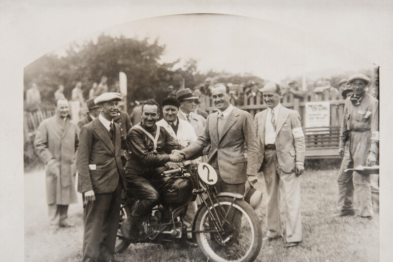 I fondatori della Moto Guzzi, Carlo Guzzi (a sinistra) e Giorgio Parodi (a destra) col pilota Stanley Woods trionfatore al TT 250 del 1935 su Moto Guzzi - RIPRODUZIONE RISERVATA