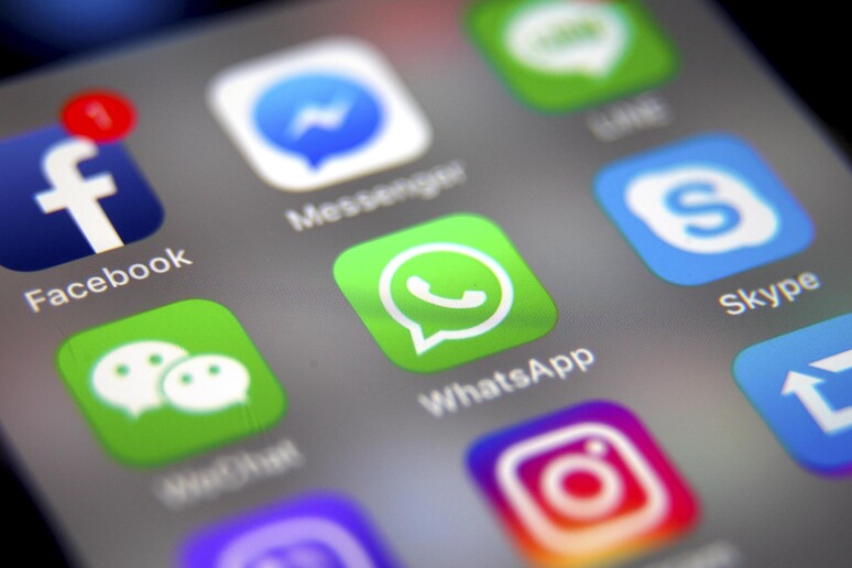 WhatsApp down, segnalazioni anche per Facebook e Instagram © ANSA/EPA
