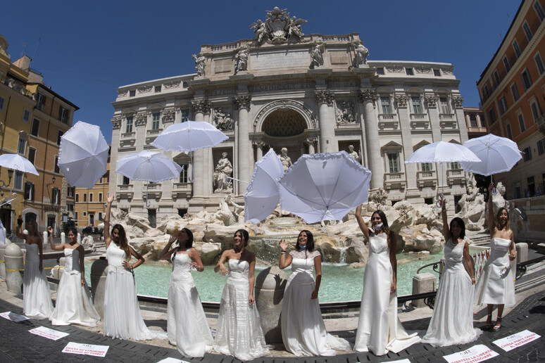 Un flash mob di spose per il rinvio dei matrimoni a causa del Covid in una foto dell 'estate 2020 - RIPRODUZIONE RISERVATA