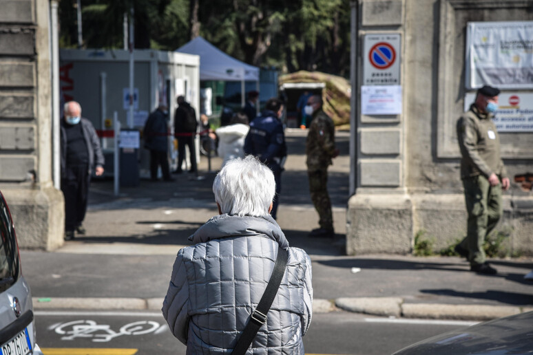 L 'ingresso dell 'ospedale per la vaccinazione degli anziani all 'Ospedale Militare di Baggio a Milano, 24 Marzo 2021. Ansa/Matteo Corner - RIPRODUZIONE RISERVATA