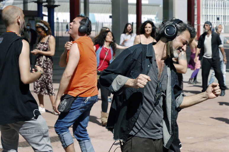'Silent Disco Tribe 	' in Barcelona © ANSA/EPA