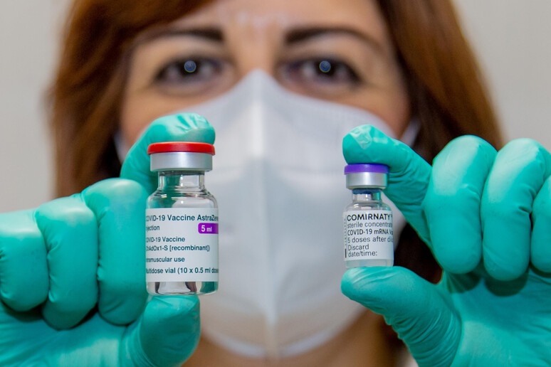 Covid: i vaccini di AstraZeneca e Pfizer - RIPRODUZIONE RISERVATA