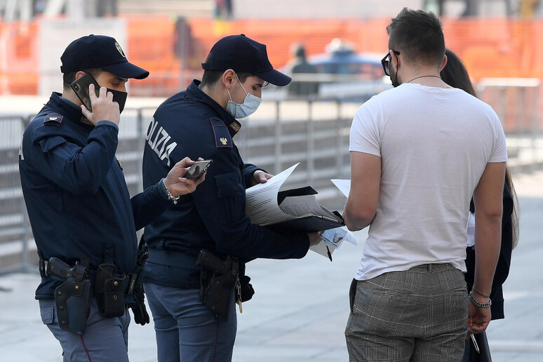 Covid: controlli Polizia in piazza Duomo - RIPRODUZIONE RISERVATA