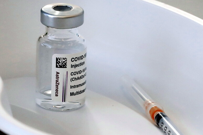 Una fiala del vaccino prodotto da AstraZeneca © ANSA/EPA