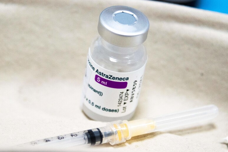 AstraZeneca: vaccino associato a sviluppo trombosi. Nuovo consulto Ema © ANSA/AFP