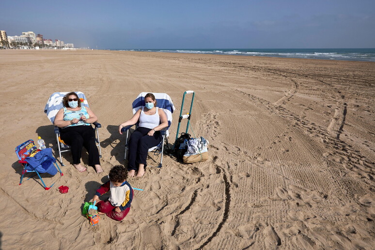 Mascherina in spiaggia a Valencia © ANSA/EPA