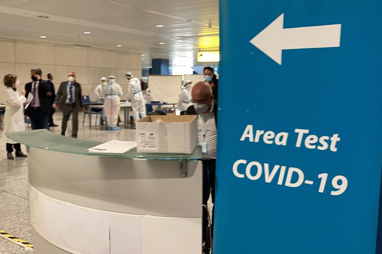 Sardegna bianca: postazioni per test agli arrivi nell 'aeroporto di Cagliari-Elmas - RIPRODUZIONE RISERVATA