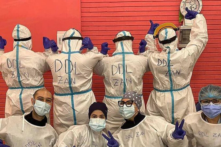 Un gruppo di infermieri dell 'ospedale Di Venere di Bari scrive sulle proprie tute anti Covid  'DDL  ZAN ' per sostenere il disegno di legge - RIPRODUZIONE RISERVATA