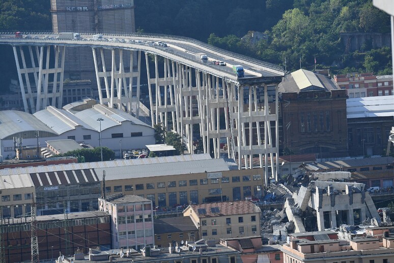 Ponte Genova: un moncone del Morandi - RIPRODUZIONE RISERVATA
