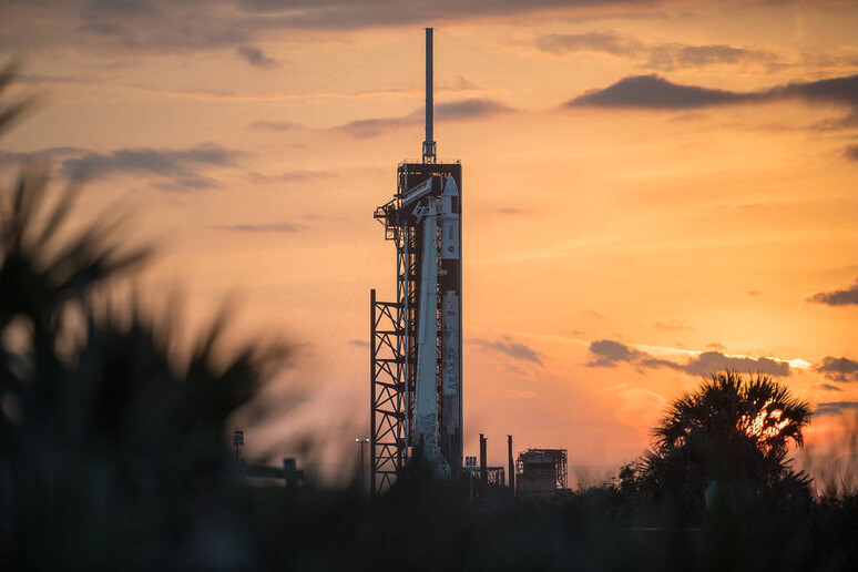 Il Falcon 9 con la navetta Crew Dragon in attesa del lancio a Cape Canaveral (fonte: NASA/Joel Kowsky) - RIPRODUZIONE RISERVATA