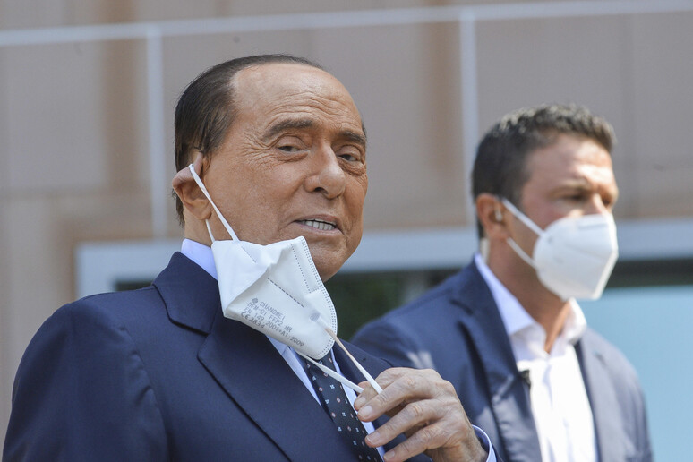 Berlusconi lascia il San Raffaele in una foto di archivio del 14 settembre 2020 - RIPRODUZIONE RISERVATA