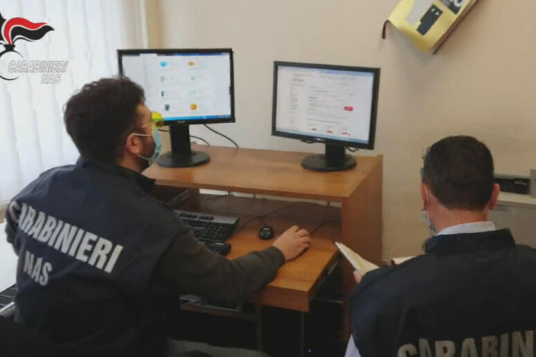 I carabinieri del Nas al lavoro, in una immagine d 'archivio - RIPRODUZIONE RISERVATA