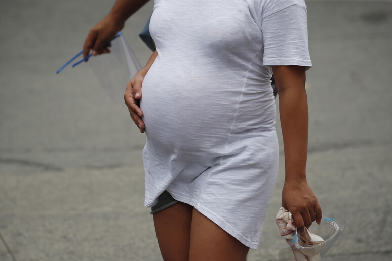 Una donna incinta (foto di archivio) © ANSA/EPA