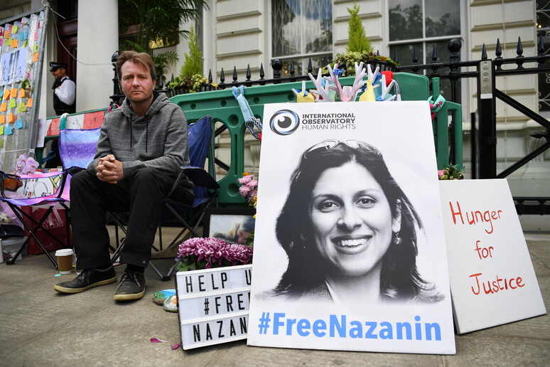Il marito di Nazanin Zaghari-Ratcliffe con l 'immagine della moglie © ANSA/EPA