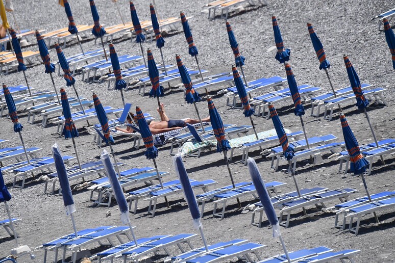 Sdraio e ombrelloni sulle spiagge del litorale genovese - RIPRODUZIONE RISERVATA