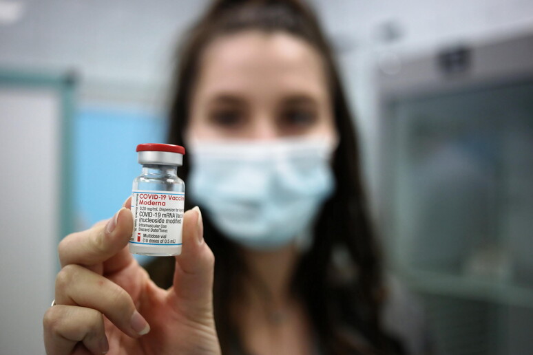 ++ Vaccini: Moderna, produrremo 3 miliardi di dosi nel 2022 ++ © ANSA/EPA