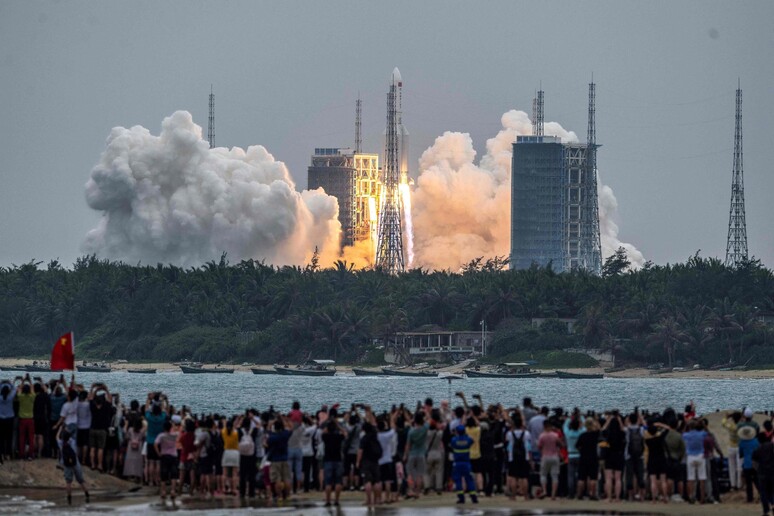 Il lancio del primo modulo della stazione spaziale cinese Tiangong © ANSA/AFP