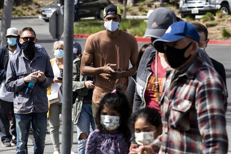 Persone in fila in un centro di vaccinazione in California EPA/ETIENNE LAURENT © ANSA/EPA
