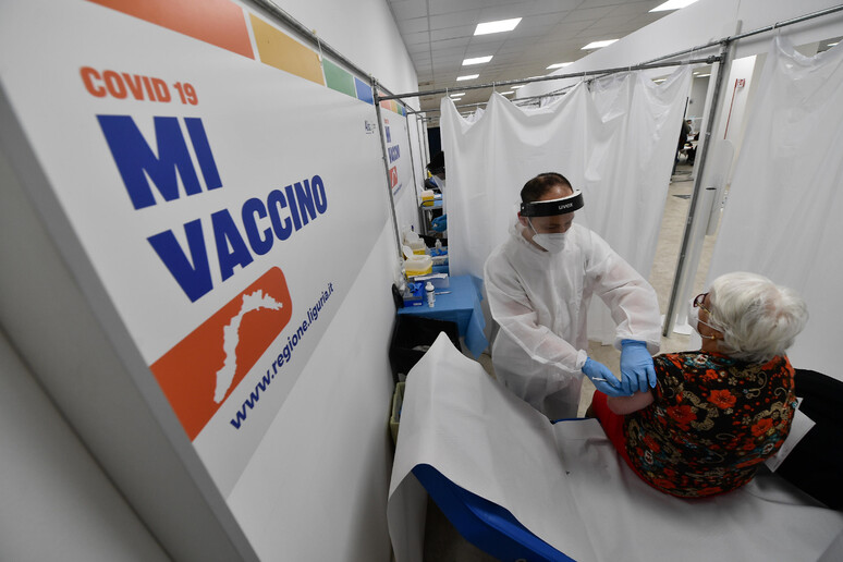 Vaccini: a Genova aperto hub notturno - RIPRODUZIONE RISERVATA