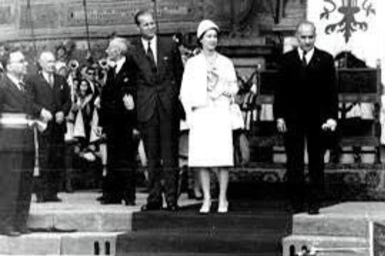 La regina Elisabetta e il principe Filippo in visita a Firenze nel 1961 - foto da Twitter Nardella - RIPRODUZIONE RISERVATA