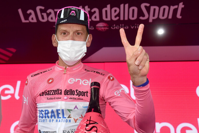 Alessandro De Marchi, in maglia rosa al Giro d 	'Italia dopo la quarta tappa - RIPRODUZIONE RISERVATA