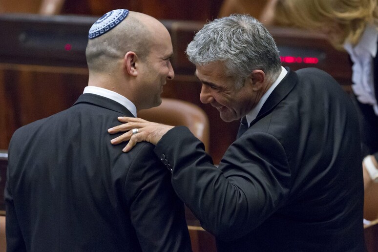 Yair Lapid con  Naftali Bennett (archivio) © ANSA/EPA