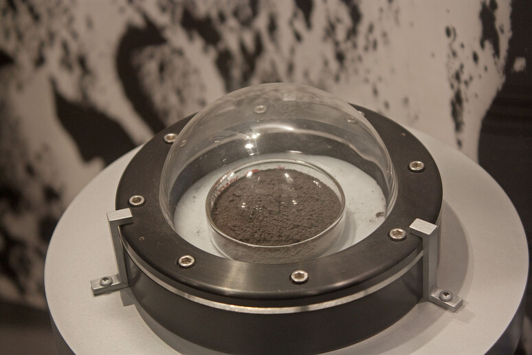 Un campione di suolo lunare portato a Terra dalla missione Apollo 17 (fonte: Wknight94) - RIPRODUZIONE RISERVATA