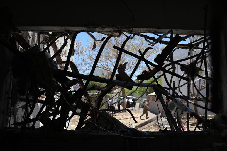 Edificio danneggiato nella Striscia di Gaza dopo un raid aereo. Immagine d 'archivio © ANSA/EPA