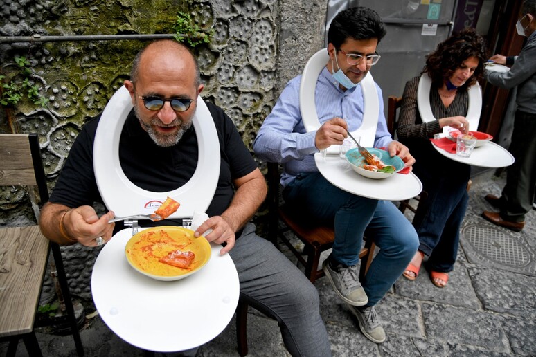 'Noi non lavoriamo ', provocazione dei ristoratori a Napoli - RIPRODUZIONE RISERVATA