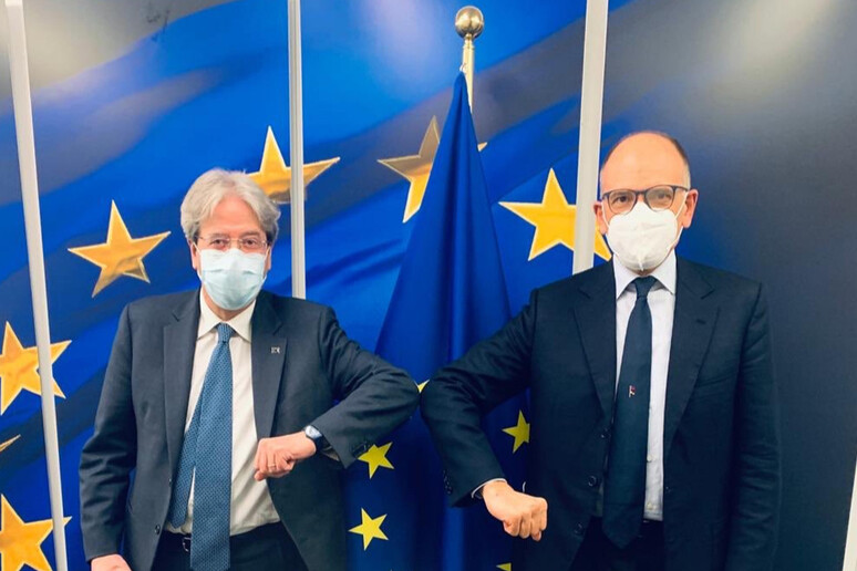 Il segretario del Pd Enrico Letta a Bruxelles con il commissario europeo all 'Economia Paolo Gentiloni - RIPRODUZIONE RISERVATA