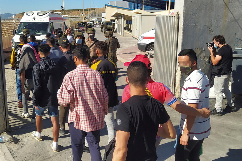 Migranti entrati a Ceuta vengono rimpatriati in Marocco © ANSA/EPA