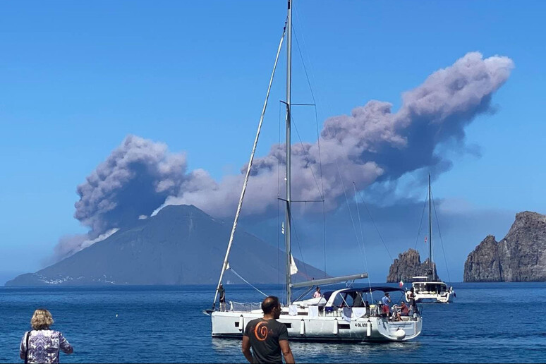 L 'eruzione del vulcano Stromboli vista dall 'isola di Panarea (Messina) - RIPRODUZIONE RISERVATA