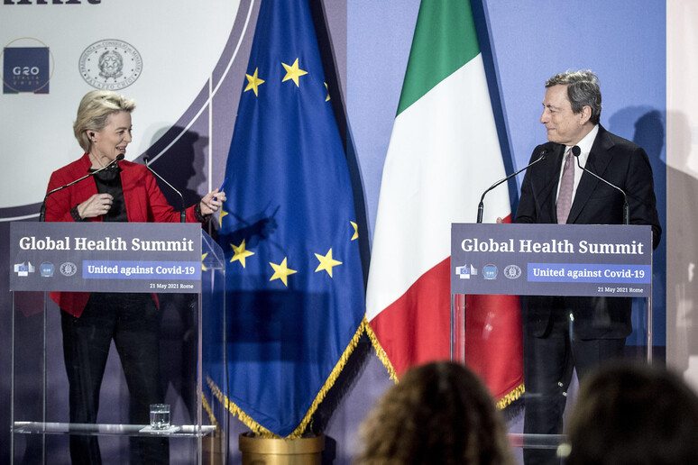 La presidente della Commissione europea, Ursula Von der Leyen, con il premier Mario Draghi - RIPRODUZIONE RISERVATA