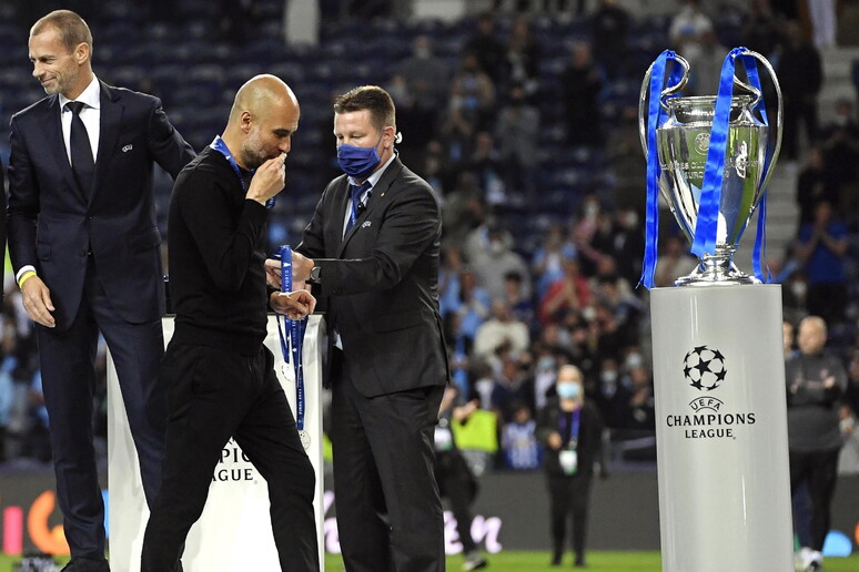 Pep Guardiola alla premiazione dopo la finale di Champions League © ANSA/EPA