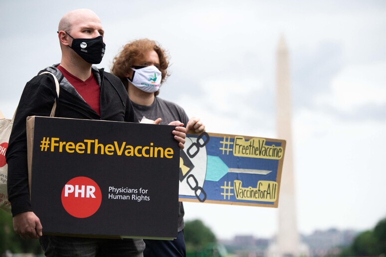 Manifestazioni in Usa sulla sospensione dei brevetti dei vaccini © ANSA/AFP