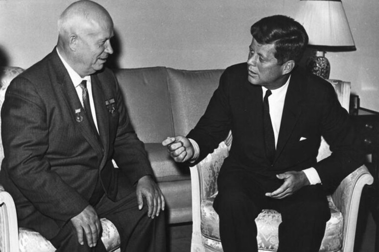 3 giugno 1961, il presidente americano Kennedy a colloquio con il presidente sovietico Krusciov, a Vienna (foto jfklibrary.org) - RIPRODUZIONE RISERVATA