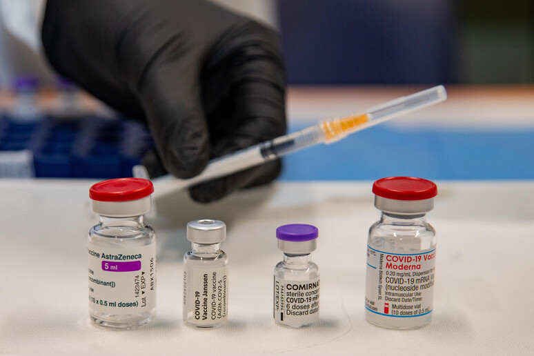 Fiale dei vaccini anti Covid-19, da sinistra, AstraZeneca, Johnson &amp; Johnson, Pfizer e Moderna in una foto di archivio - RIPRODUZIONE RISERVATA